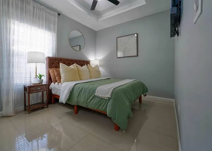 Cozy & Stylish 3Bed 2Bath Apt Close To Mall