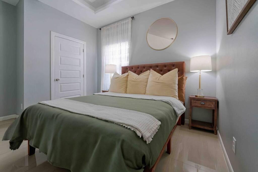 Cozy & Stylish 3bed 2bath Close To Mall Apartment